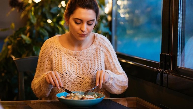 Banyak orang yang melakukan diet dengan mengurangi makan malam. Apakah benar makan malam bikin badan gemuk?