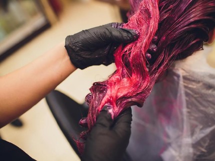 Ibu Menyusui Mewarnai Rambut, Berpengaruhkah pada ASI?