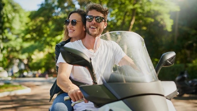 Ketika hamil muda, Bunda akan sangat berhati-hati, termasuk dalam berkendara, seperti naik motor. Apakah aman ibu hamil muda naik motor?