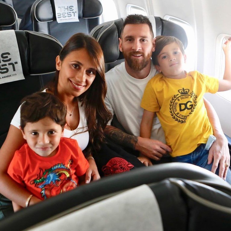 Berikut ini momen-momen kompak Lionel Messi bersama anak dan istri. Siap-siap dibikin iri ya Insertizen.