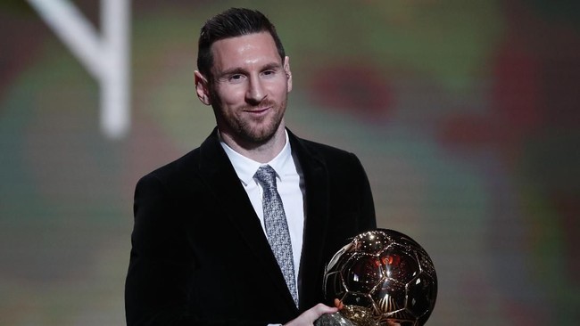 Di tengah gonjang-ganjing perseteruan dengan klub Barcelona, Lionel Messi masih tergabung dalam grup WhatsApp pemain Barcelona.