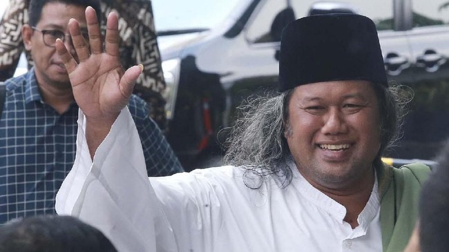 Kuasa hukum pelapor Aziz Yanuar berharap polisi segera mengusut dugaan penistaan agama yang diduga dilakukan oleh penceramah Ahmad Muwafiq alias Gus Muwafiq.