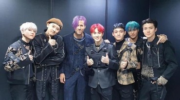 img-title Aksi Kocak Ryan Reynolds Pakai Rambut Ungu Bareng Personel EXO