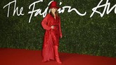 FOTO: Busana Terburuk British Fashion Awards 2019 Ajang mode British Fashion Awards 2019 jadi tempat para bintang unjuk gigi busana terbaik. Namun, sejumlah bintang tampil dengan busana yang aneh.