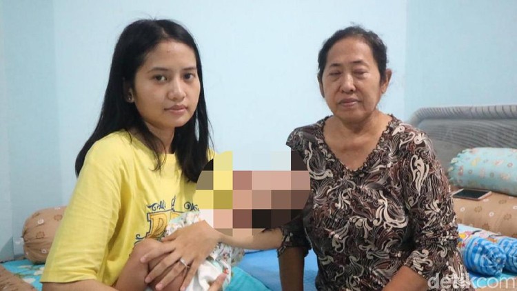 Usai melahirkan bayi cacat, ibu ini malah ditinggal suaminya.