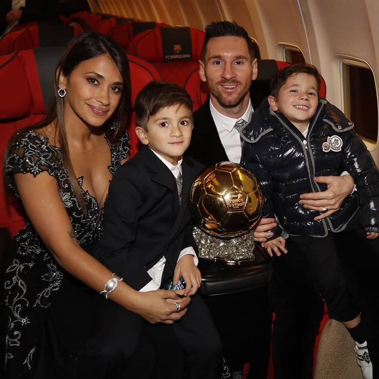 Resmi Raih Ballon d'Or 2019, Intip 7 Momen Lionel Messi & Keluarga Berikut ini momen-momen kompak Lionel Messi bersama anak dan istri. Siap-siap dibikin iri ya Insertizen.