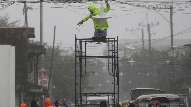 Topan Phanfone menerjang kawasan tengah Filipina sejak Selasa (24/12) kemarin, sehingga ribuan penduduk kesulitan merayakan Natal.