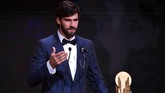 FOTO: Kalahkan Ronaldo, Messi Cetak Sejarah di Ballon d'Or Lionel Messi jadi pemain pertama yang meraih enam gelar Ballon d'Or usai tampil sebagai pemenang di 2019. Messi mengalahkan rival utamanya, Cristiano Ronaldo.