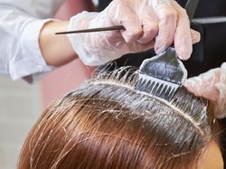 Viral Pewarna Rambut Picu Autoimun, Benarkah? Ini Kata Pakar Imunologi