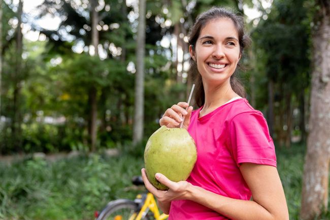 8 Mitos Air Kelapa untuk Ibu Hamil yang Masih Dipercaya ...