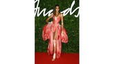 FOTO: Busana Terburuk British Fashion Awards 2019 Ajang mode British Fashion Awards 2019 jadi tempat para bintang unjuk gigi busana terbaik. Namun, sejumlah bintang tampil dengan busana yang aneh.