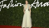 Cate Blanchett mengenakan gaun berwarna gading berkilau, berlapis tulle, dengan aksen tebal di area bahu, serta bagian bawah berbentuk A-line karya Armani Prive. (Photo by Joel C Ryan/Invision/AP)