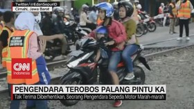 VIDEO: Pengendara Nekad Terobos Palang Pintu KA
