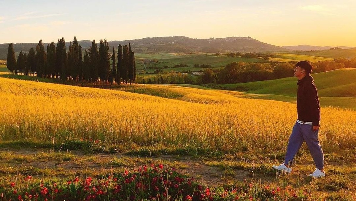 Kim Hyung Joon tengah menjadi perbincangan hangat usai penampilan dirinya menjadi orang kurir&period; Lalu seperti apa potret keseharian Kim Hyung Joon&quest;