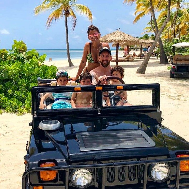 Berikut ini momen-momen kompak Lionel Messi bersama anak dan istri. Siap-siap dibikin iri ya Insertizen.
