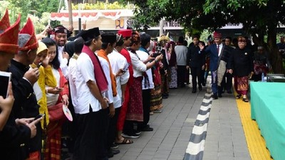 Dalam Hari Bakti Pekerjaan Umum 2019, Jokowi meminta agar Kementerian PUPR bekerja lebih keras demi meningkatkan daya saing infrastruktur RI di dunia global.