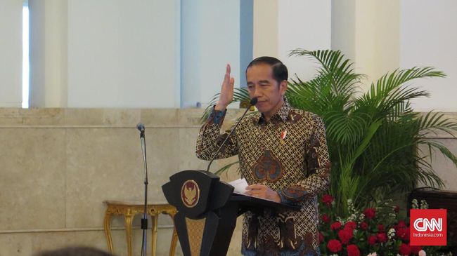 Jokowi soal Pemecatan Dirut Garuda: Sudah Tegas Sekali Presiden Jokowi angkat suara soal pemecatan Dirut Garuda Ari Askhara. Ia mengatakan sanksi dari Menteri BUMN Erick Thohir itu sudah tegas sekali.