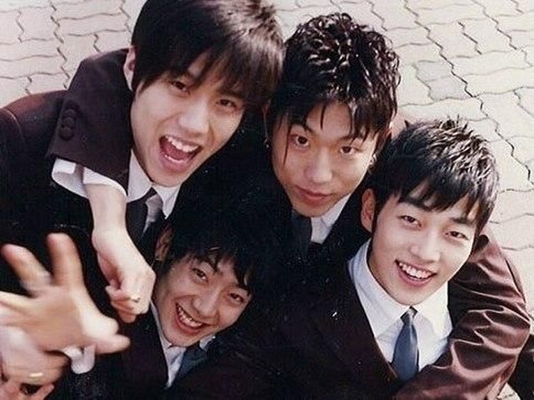 6 Foto Lawas Taesaja, Boygroup yang Satu Anggotanya Kini Jadi Kurir Enam potret lawas dari boygroup asal Korea Selatan, Taesaja. Seperti apa kabarnya kini?