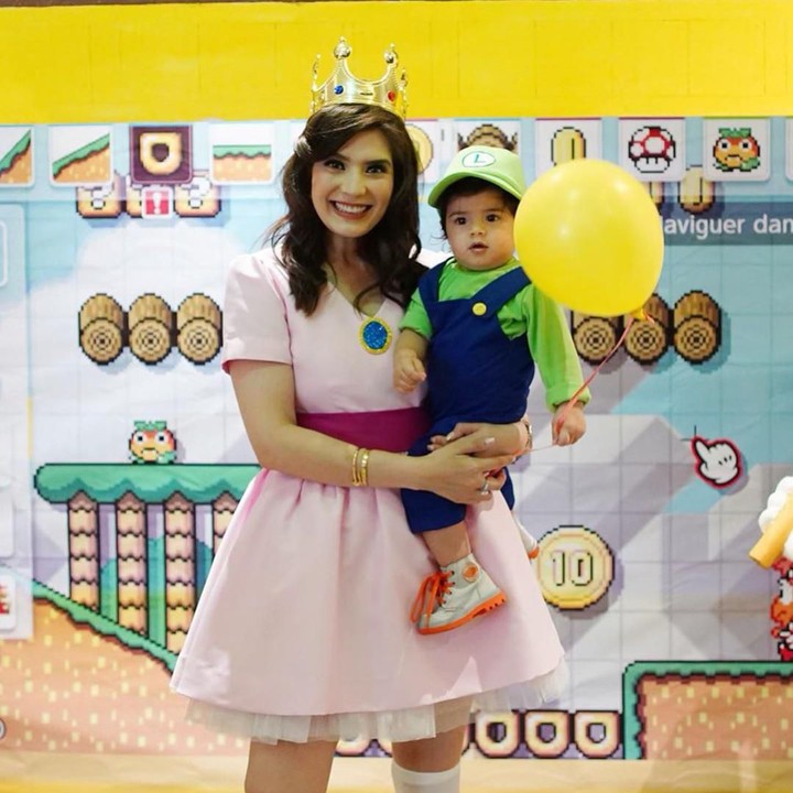 Zenecka kini sudah berusia satu tahun. Foto ini diambil ketika ia merayakan ulang tahun bersama kakaknya dengan tema Mario dan Luigi. (Foto: Instagram @carissa_puteri)