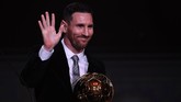 FOTO: Kalahkan Ronaldo, Messi Cetak Sejarah di Ballon d'Or Lionel Messi jadi pemain pertama yang meraih enam gelar Ballon d'Or usai tampil sebagai pemenang di 2019. Messi mengalahkan rival utamanya, Cristiano Ronaldo.