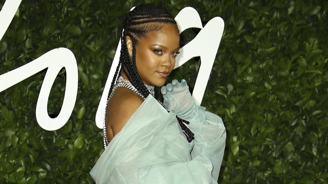 Melalui sebuah unggahan di Instagram, Rihanna seolah memberi kode bahwa dirinya telah menyelesaikan album kesembilan yang saat ini disebut dengan R9.