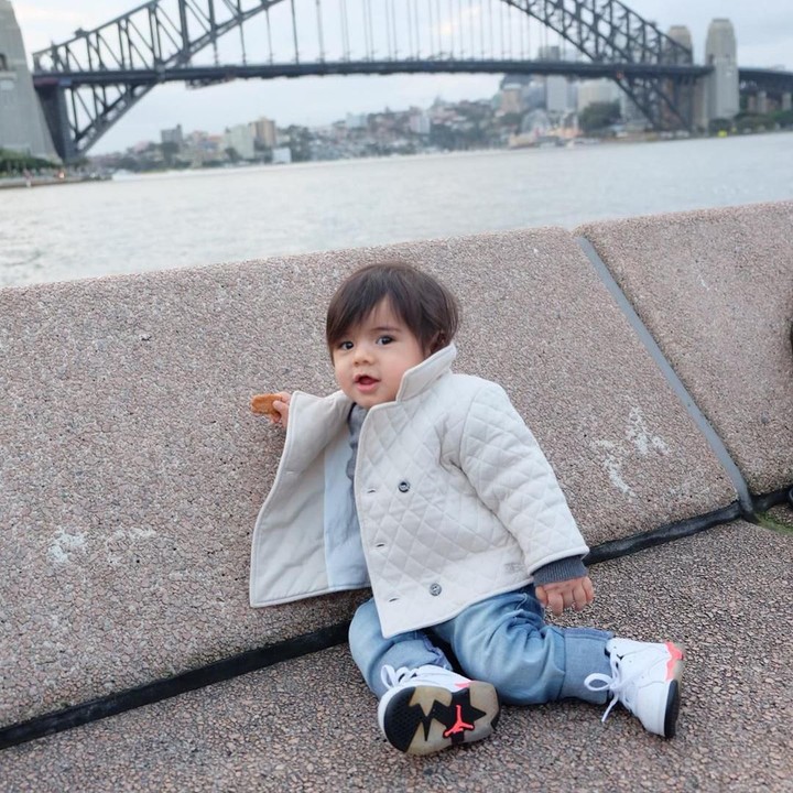 Semoga tumbuh menjadi anak yang cerdas dan sehat ya, Zenecka. (Foto: Instagram @carissa_puteri)