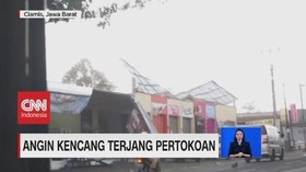 VIDEO: Angin Kencang di Ciamis Rusak Pertokoan