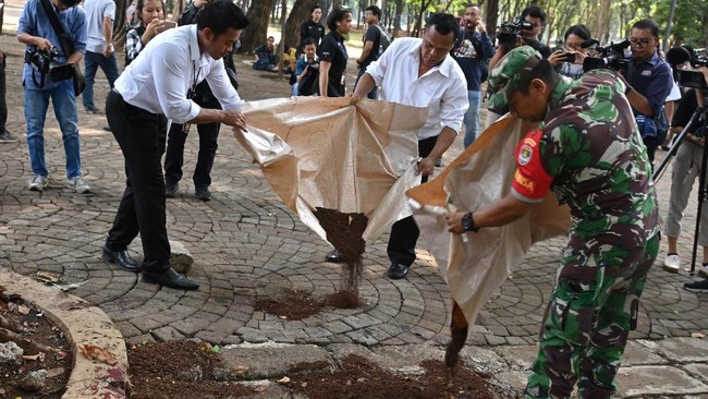 Olah tempat kejadian perkara ledakan di Monas telah selesai. Masyarakat diimbau beraktivitas seperti biasanya.