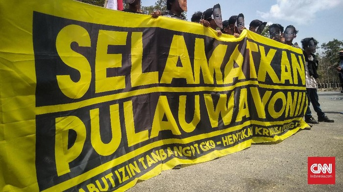Puluhan mahasiswa yang tergabung dalam Perhimpunan Mahasiswa dan Masyarakat Wawonii menggelar demonstrasi di Mapolda Sultra, Senin (2/12).Mereka mendesak polisi untuk menghentikan kriminalisasi dan proses hukum 27 warga Wawonii yang getol menolak masuknya tambang nikel. Selain itu, mereka juga mendesak pencabutan izin usaha pertambangan (IUP) PT Gema Kreasi Perdana (GKP).