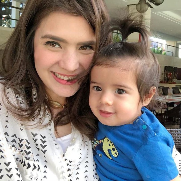 Wajah Zenecka dan model rambutnya seperti sang kakak, Quenzino waktu kecil ya, Bunda? (Foto: Instagram @carissa_puteri)