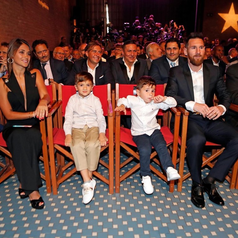 Resmi Raih Ballon d'Or 2019, Intip 7 Momen Lionel Messi & Keluarga Berikut ini momen-momen kompak Lionel Messi bersama anak dan istri. Siap-siap dibikin iri ya Insertizen.