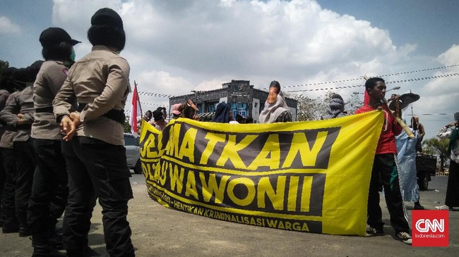 PT Gema Kreasi Perdana menghentikan sementara aktivitasnya di Pulau Wawonii, Sulawesi Tenggara. Sebanyak 300 karyawan menerima PHK.
