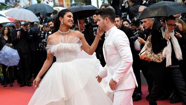 Priyanka Chopra dan Nick Jonas merayakan satu tahun pernikahan dengan bertukar pesan-pesan manis di Instagram, Senin (1/12).