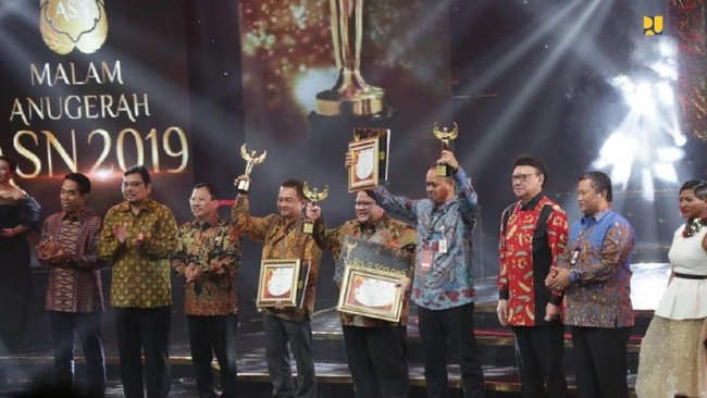Eselon 2 Kementerian PUPR Iwan Suprijanto terpilih menjadi ASN Teladan 2019 atas prestasinya dalam inovasi pembangunan berbagai sarana di Indonesia.