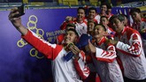 FOTO: Badminton Putra Indonesia Pertahankan Emas di SEA Games Tim badminton putra sukses mempertahankan medali emas SEA Games usai mengalahkan Malaysia 3-1 pada final beregu putra di Manila, Rabu (4/12).