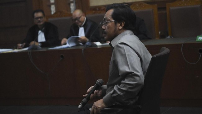 Selain dituntut hukuman enam tahun penjara, Gubernur Kepri nonaktif Nurdin Basirun juga dituntut membayar denda Rp250 juta.