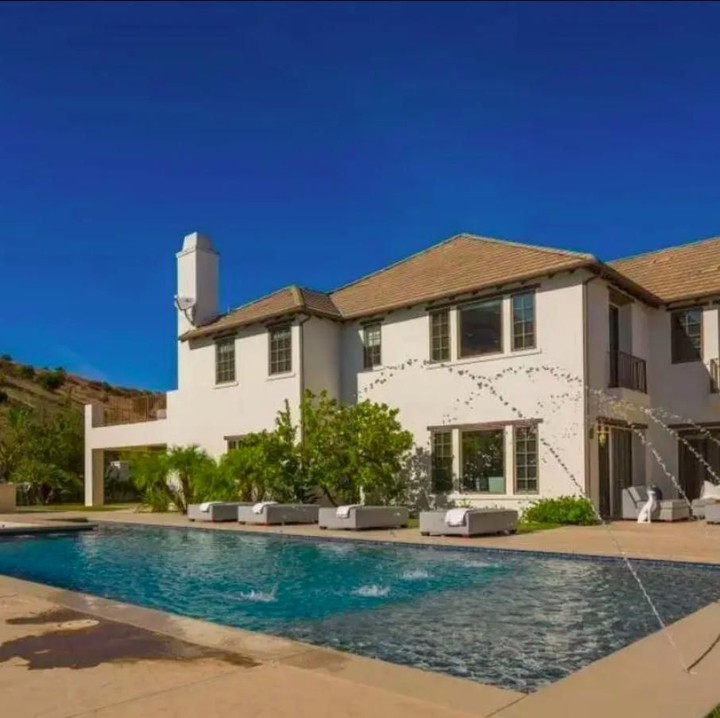 Rumah mewah ini memang sudah tidak ditempati Holmes. Sekarang, wanita 40 tahun ini tinggal di New York bersama sang putri, Suri Cruise. (Foto: Homes and Property)