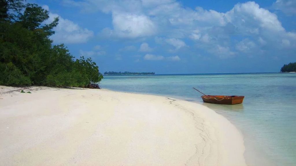 Butuh Vitamin 'Sea'? Ini 16 Pantai Dekat Jakarta Buat Long Weekend