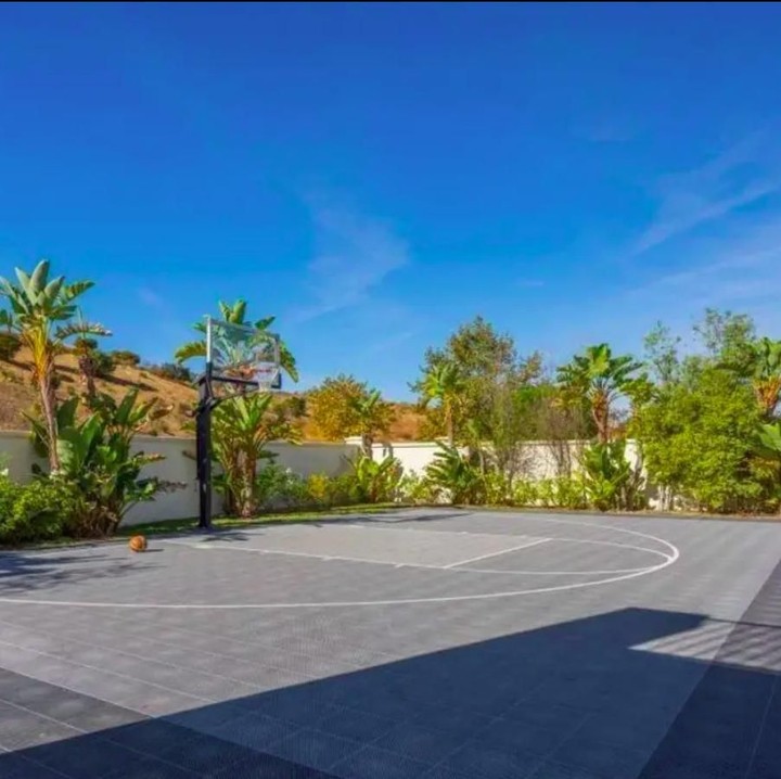 Ada juga lapangan basket yang dikelilingi pepohonan. (Foto: Homes and Property)