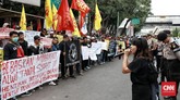 FOTO: Aksi Nelayan di Depan Mapolda Metro Jaya Nelayan Kampung Baru Dadap dan Kamal Muara yang tergabung dalam Front Perjuangan Rakyat Jakarta berunjuk rasa menuntut pembebasan rekannya.