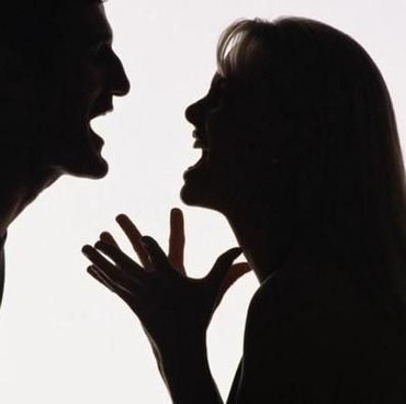 Amarah Membara, Istri Hancurkan Rumah karena Duga Suami Selingkuh