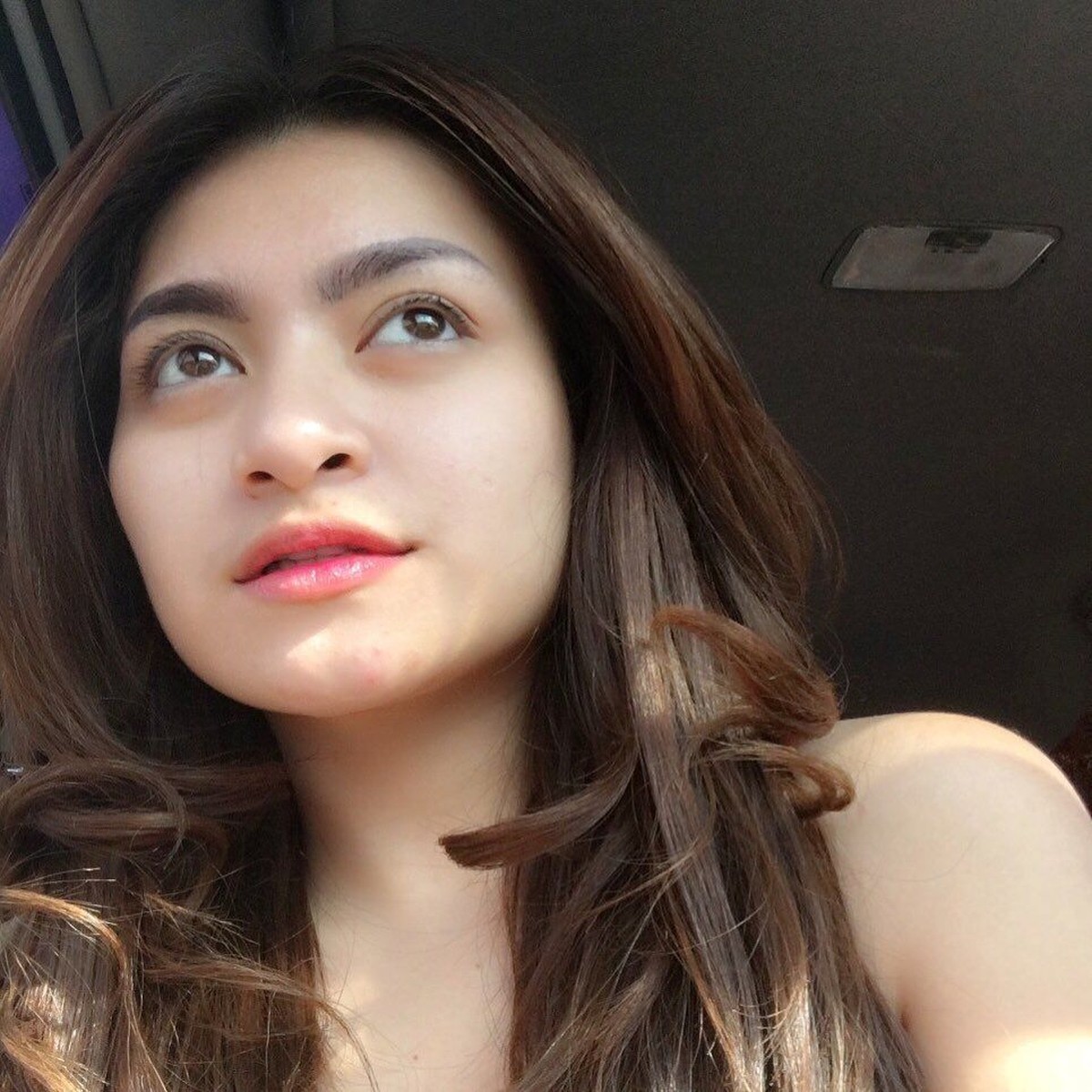 Nama DJ Nathalie Holscher menjadi sorotan setelah mengunggah video asistennya dipukuli pria berinisial GS&period; Namun sosok seksinya tak luput jadi perhatian&period;