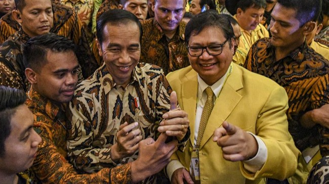 Ketum Golkar Airlangga merespons isu yang menyebutkan Jokowi akan berlabuh ke partai berlambang pohon beringin usai Pilpres 2024.