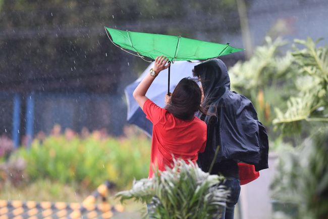Badai Tropis Beta Disertai Hujan Deras Dan Angin Hantam As Badai Tropis Beta Disertai Hujan Deras Dan Angin Hantam As