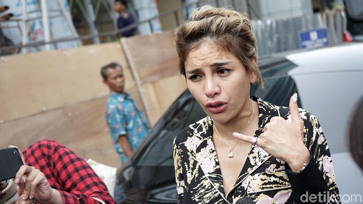 Nikita Mirzani tulis kata-kata menyentuh untuk anaknya, sebelum dijemput paksa polisi karena kasus penganiayaan yang dia lakukan terhadap sang mantan suami.