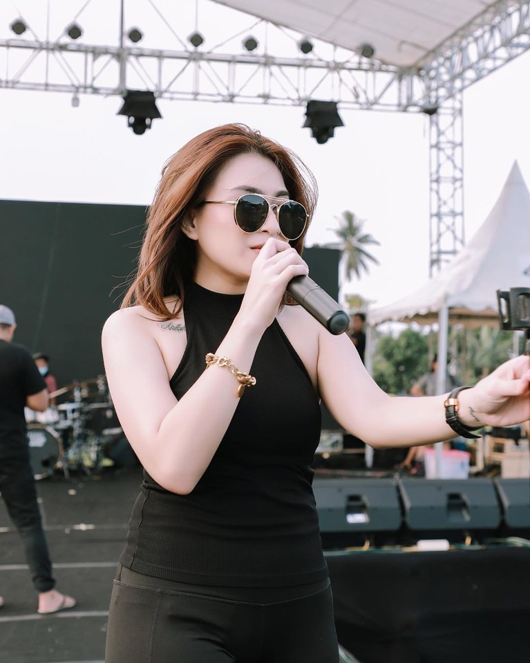 7 Foto Aduhai DJ Nathalie Holscher yang Asistennya Babak Belur Nama DJ Nathalie Holscher menjadi sorotan setelah mengunggah video asistennya dipukuli pria berinisial GS. Namun sosok seksinya tak luput jadi perhatian.