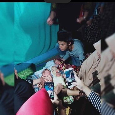 Pilu, Tangisan 3 Anak Kembar Ini Tak Bisa Bangunkan Jenazah Sang Ibu