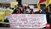 FOTO: Aksi Nelayan di Depan Mapolda Metro Jaya Nelayan Kampung Baru Dadap dan Kamal Muara yang tergabung dalam Front Perjuangan Rakyat Jakarta berunjuk rasa menuntut pembebasan rekannya.