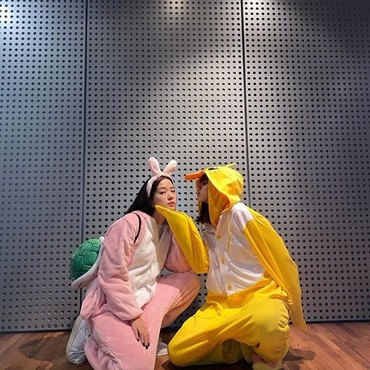 Dihukum, Lisa dan Jisoo BLACKPINK Kenakan Baju Imut Bebek & Kelinci