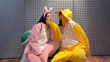 img-title Dihukum, Lisa dan Jisoo BLACKPINK Kenakan Baju Imut Bebek & Kelinci
